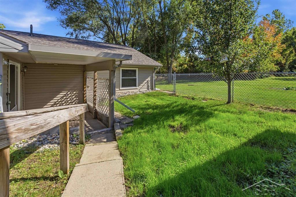 Photo 3 of Single family home for sale at 412 Lumm St, Gladwin, MI 48624 | MLS# 61050224240 | Listing updated on 2026-10-08