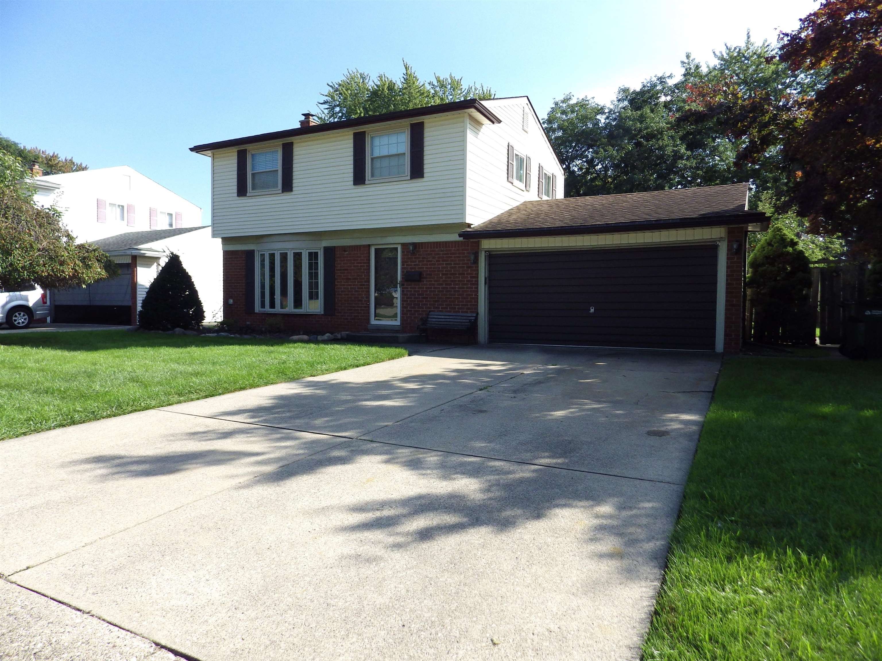 Photo 1 of Single family home for sale at 8244 Doncaster Dr, Sterling Heights, MI 48312 | MLS# 58050224316 | Listing updated on 2026-10-08