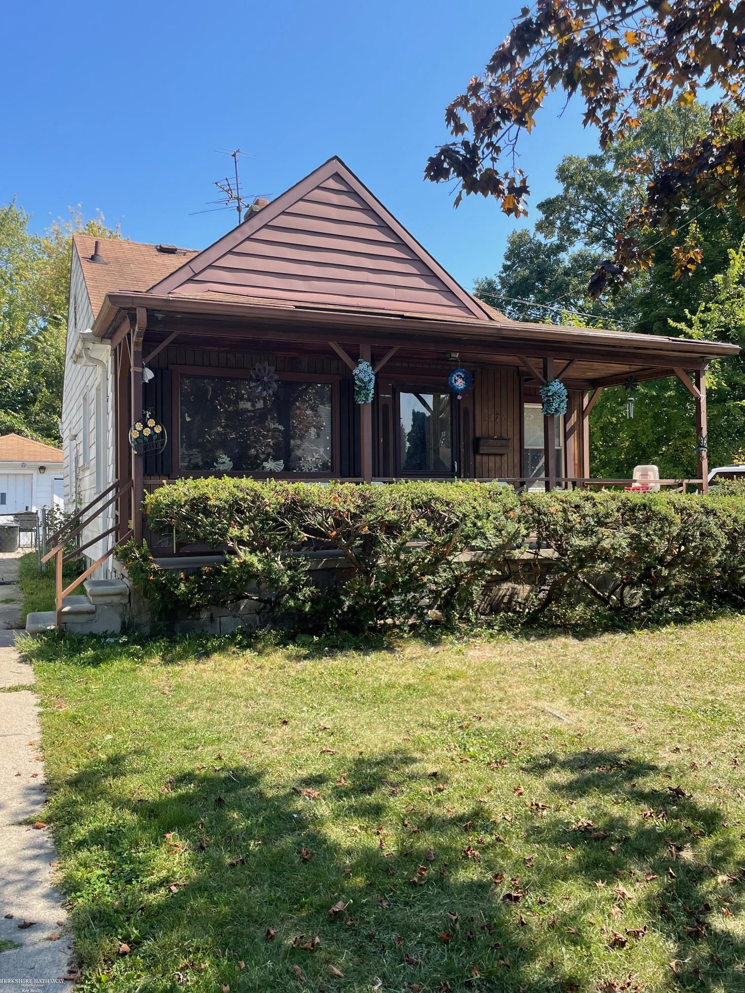 Photo 2 of Single family home for sale at 5570 Farmbrook St, Detroit, MI 48224 | MLS# 58050225267 | Listing updated on 2026-10-19
