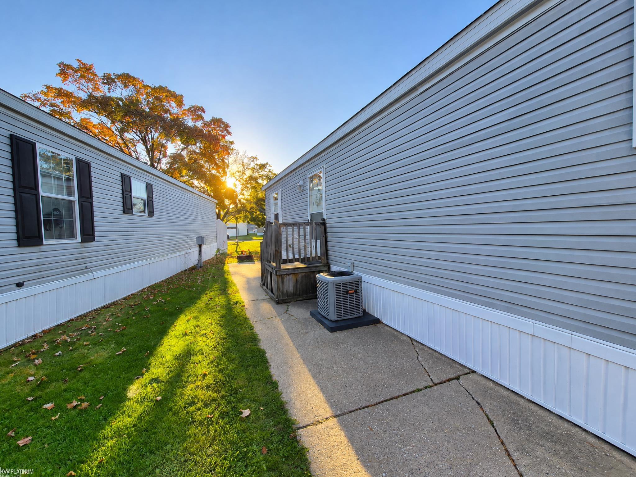 Photo 3 of Single family home for sale at 912 Cour Retta St, Warren, MI 48091 | MLS# 58050225477 | Listing updated on 2026-10-21