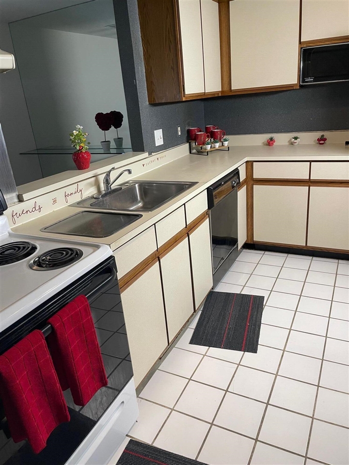 27430 Evergreen Road UNIT&nbsp;36, Lathrup Village, MI, 48076