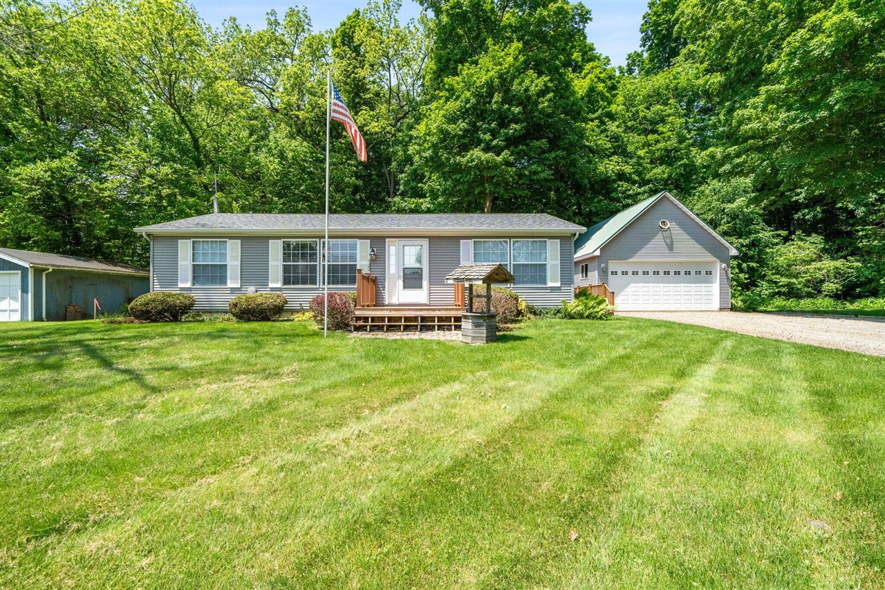 1st image of 61738 Lake View Dr, Cassopolis, MI 49031 | MLS# 70472781
