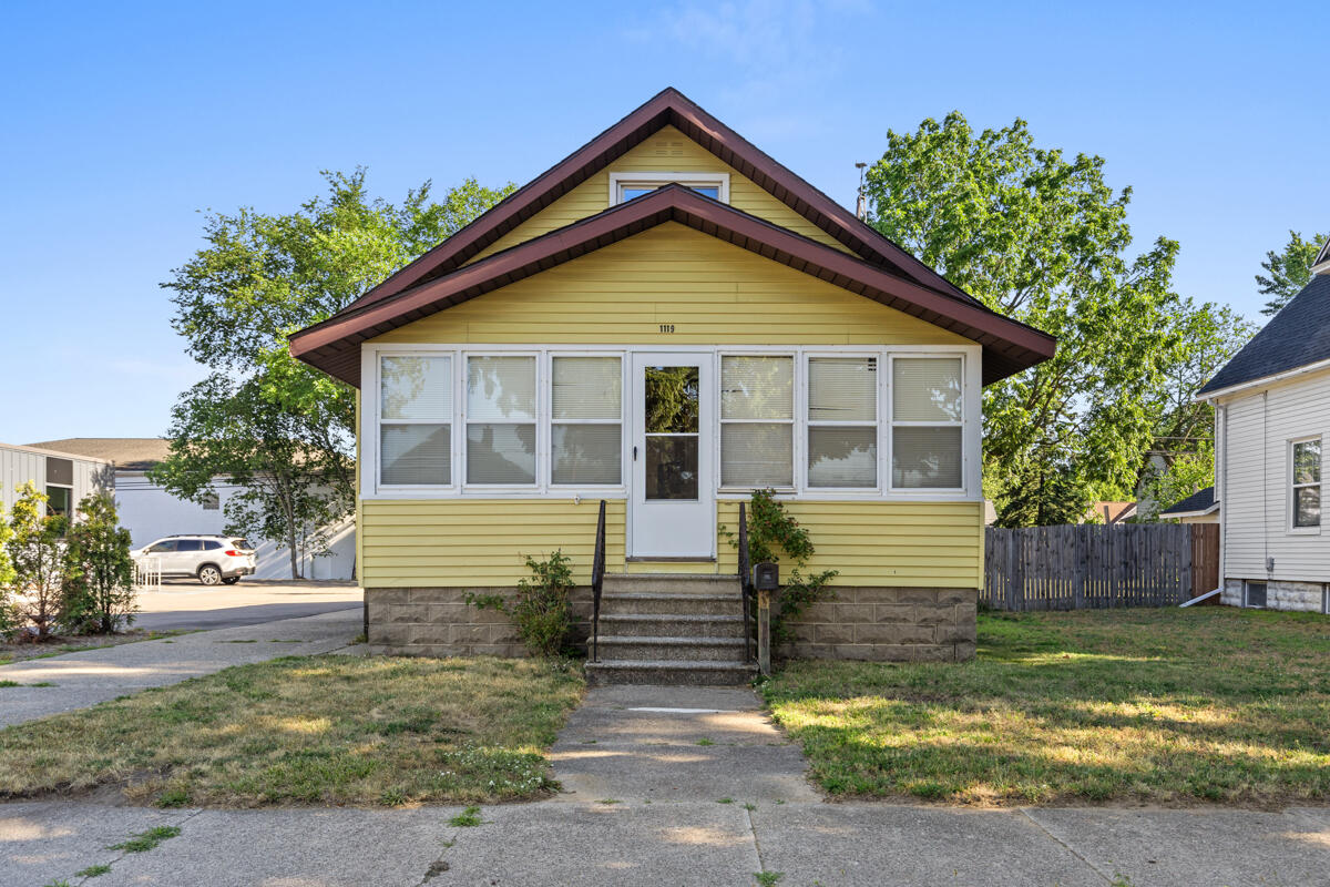 3rd image of 1119 Columbus Ave, Grand Haven, MI 49417 | MLS# 70482797