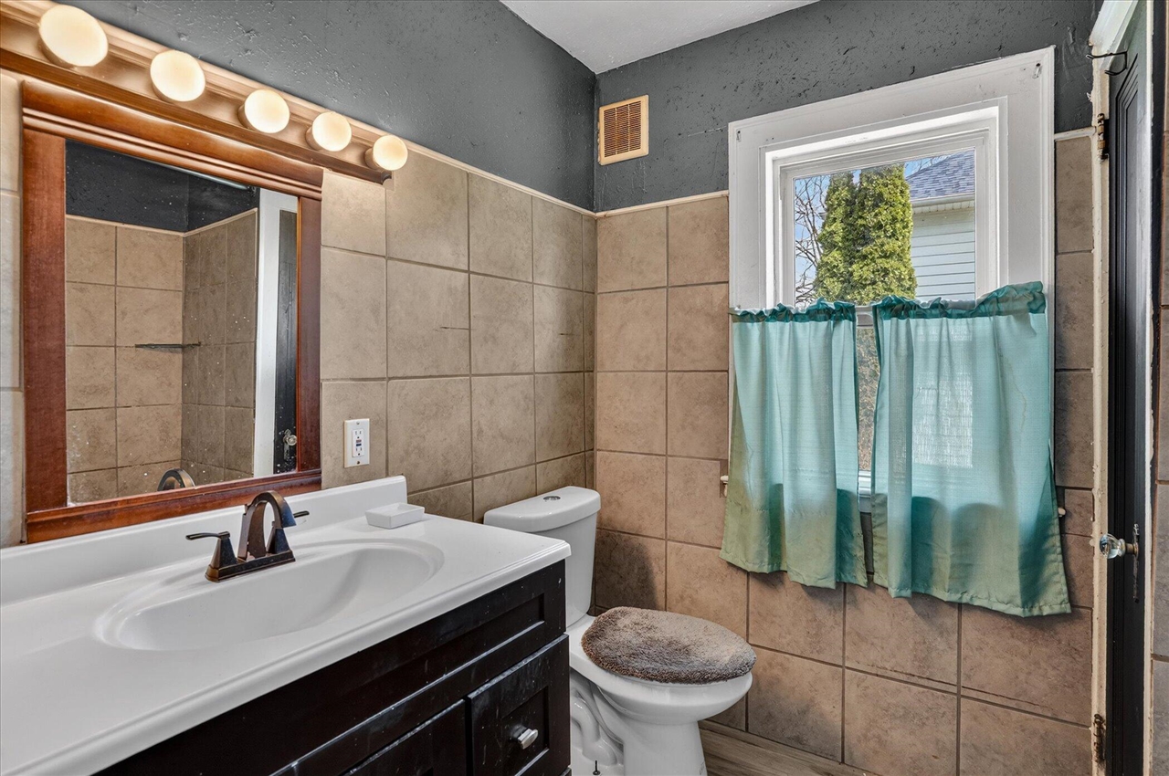 226 E High Street, Jackson, MI, 49203-3285