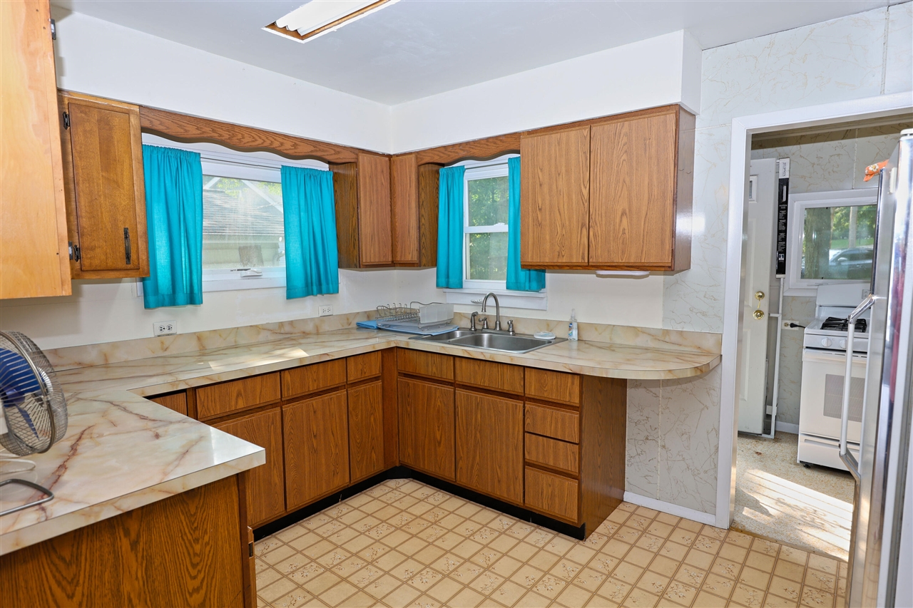 3rd image of 67003 Lakeshore Dr, Dowagiac, MI 49047 | MLS# 70489401