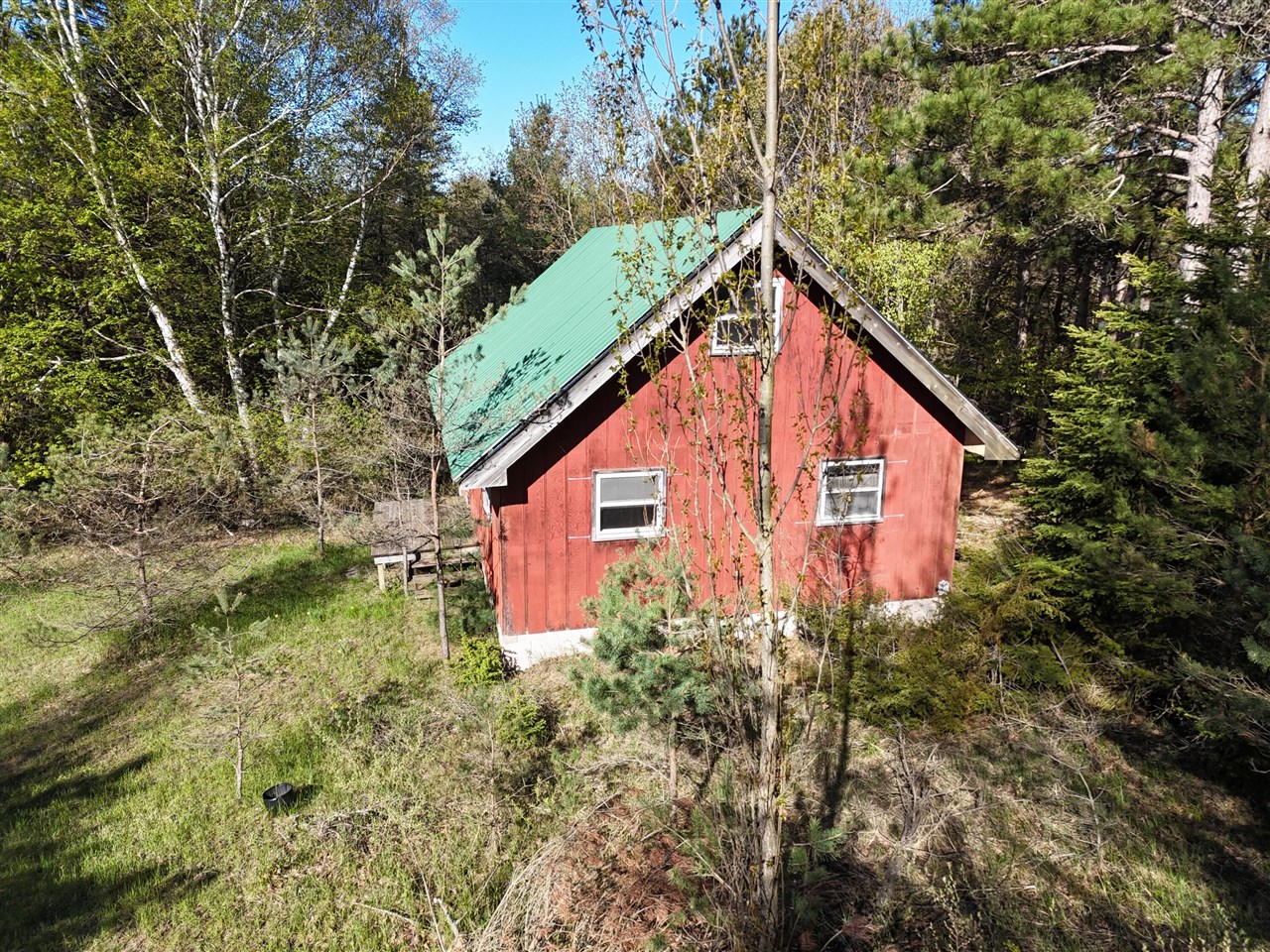 3rd image of 928 Pilgrim Hwy, Frankfort, MI 49635 | MLS# 70491945