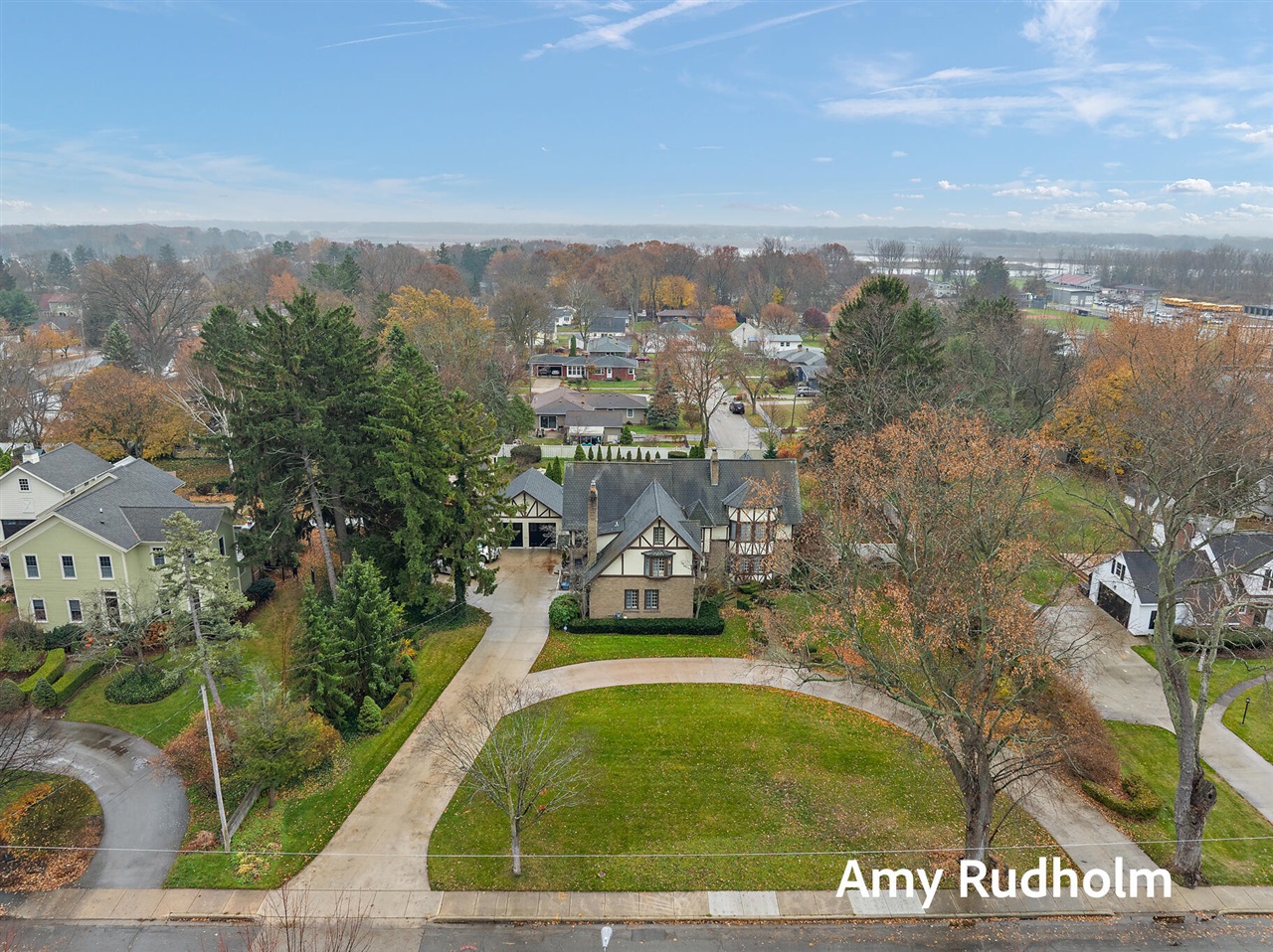 522 E River Street photo 2