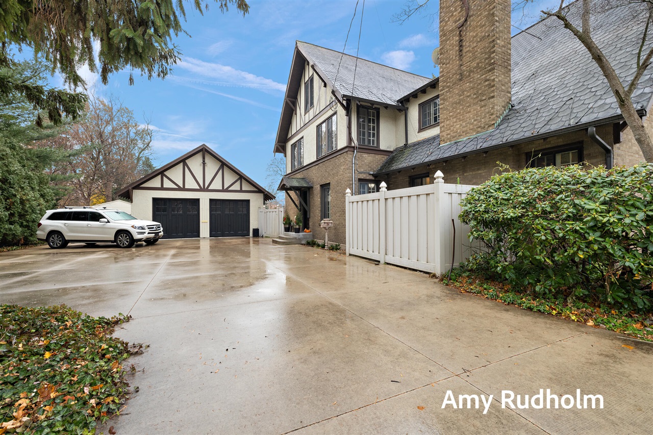 522 E River Street photo 9