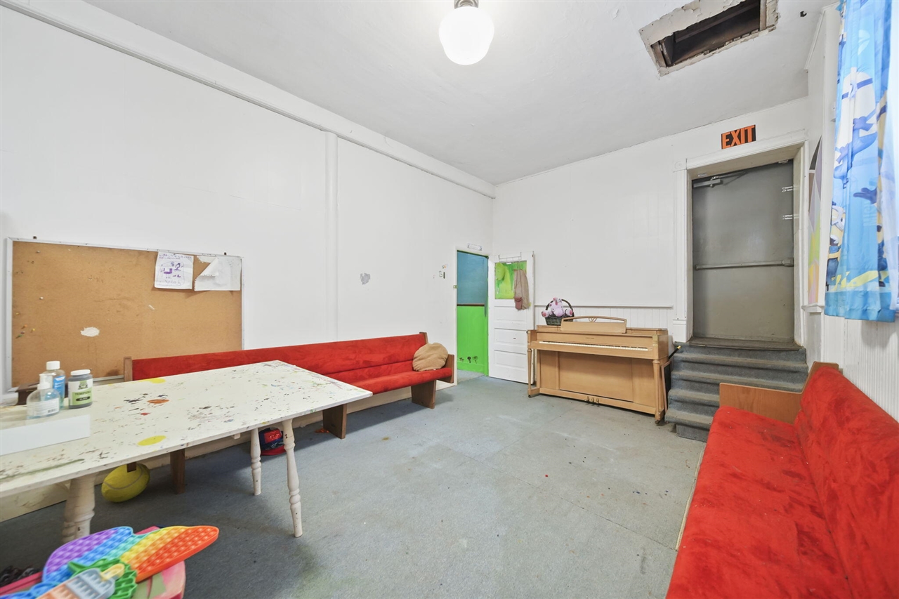 1302 Cooper Street, Jackson, MI, 49202-2355