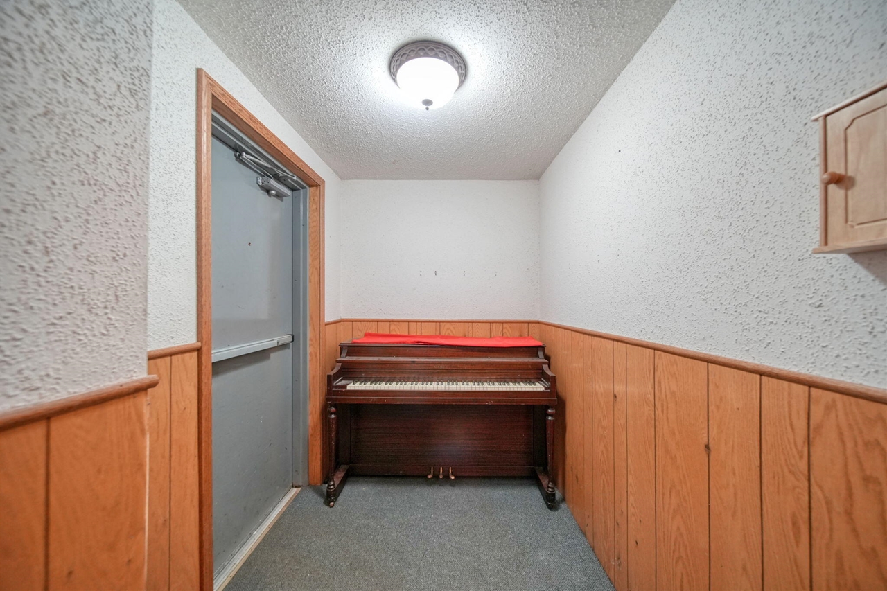 1302 Cooper Street, Jackson, MI, 49202-2355