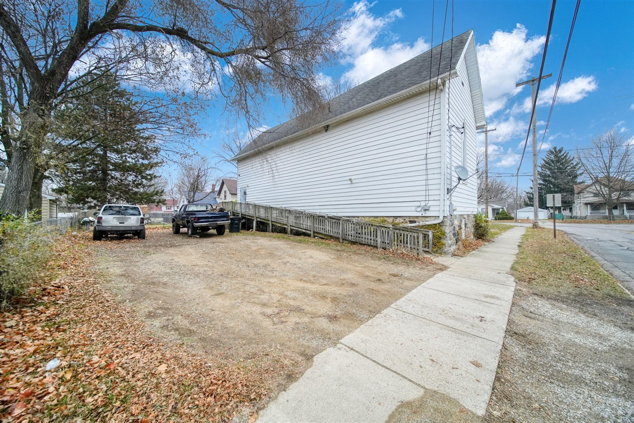 1302 Cooper Street, Jackson, MI, 49202-2355