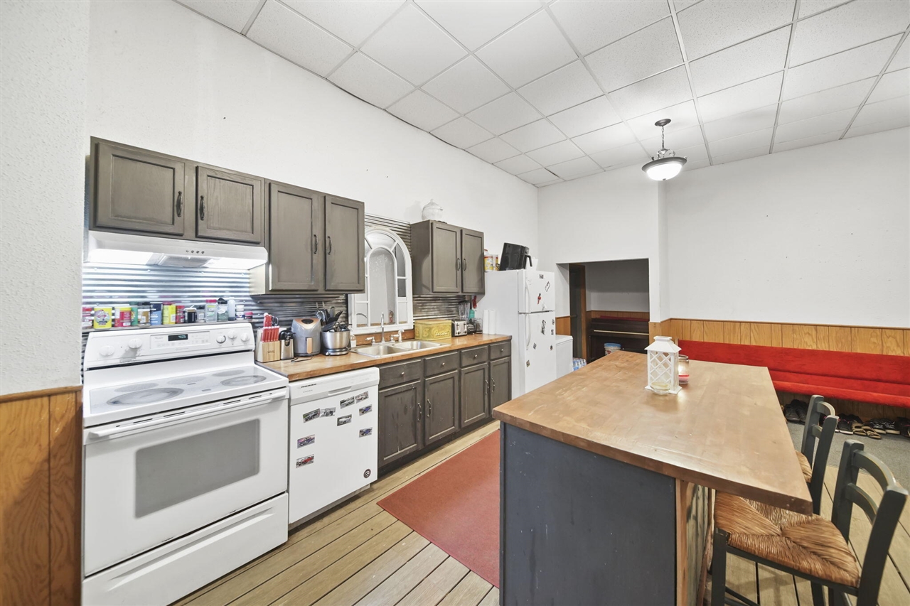 1302 Cooper Street, Jackson, MI, 49202-2355