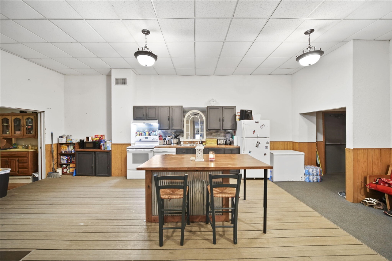 1302 Cooper Street, Jackson, MI, 49202-2355