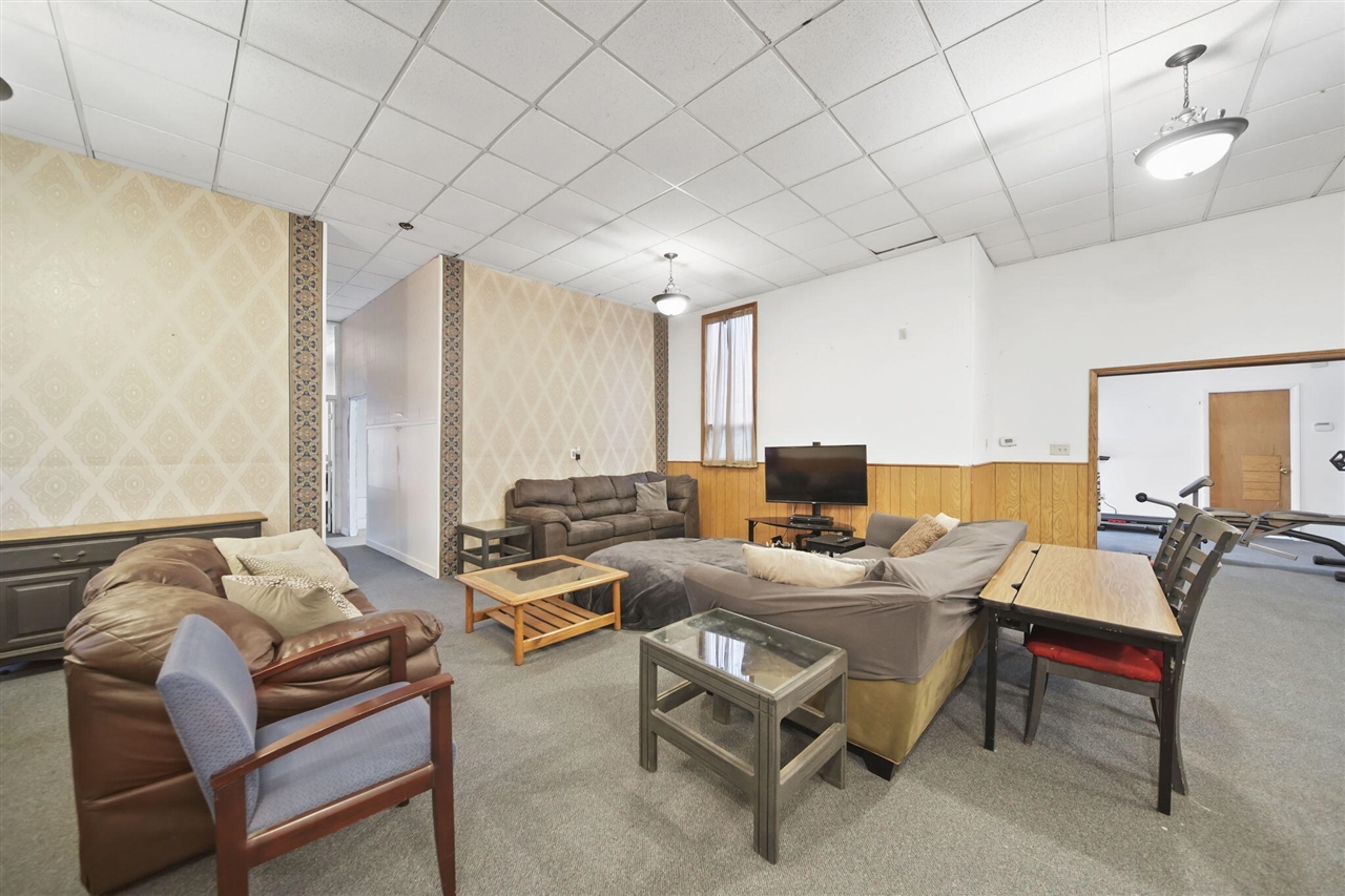 1302 Cooper Street, Jackson, MI, 49202-2355