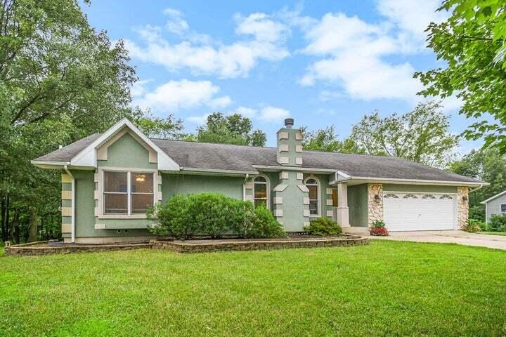 Homes for sale in Paw Paw, MI | 54060 W Ridgeview Cir, Paw Paw, MI 49079 | MLS# 70507974