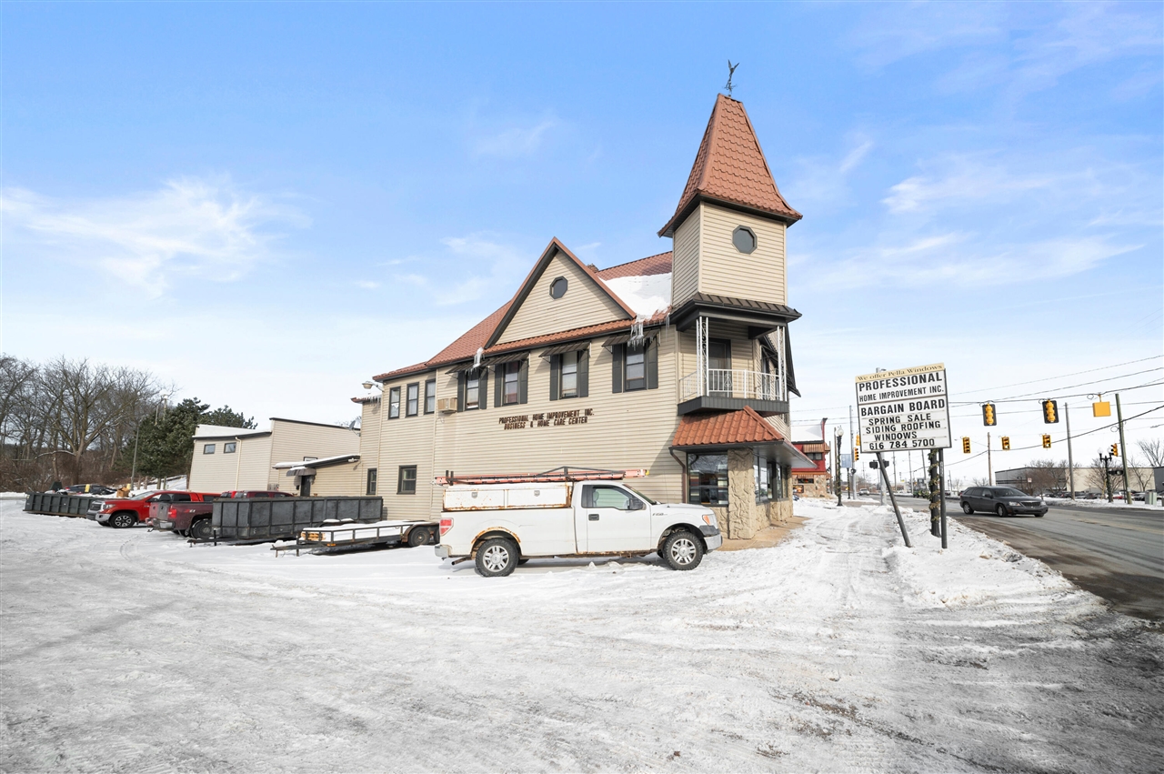 3955 W River Drive, Comstock Park, MI, 49321