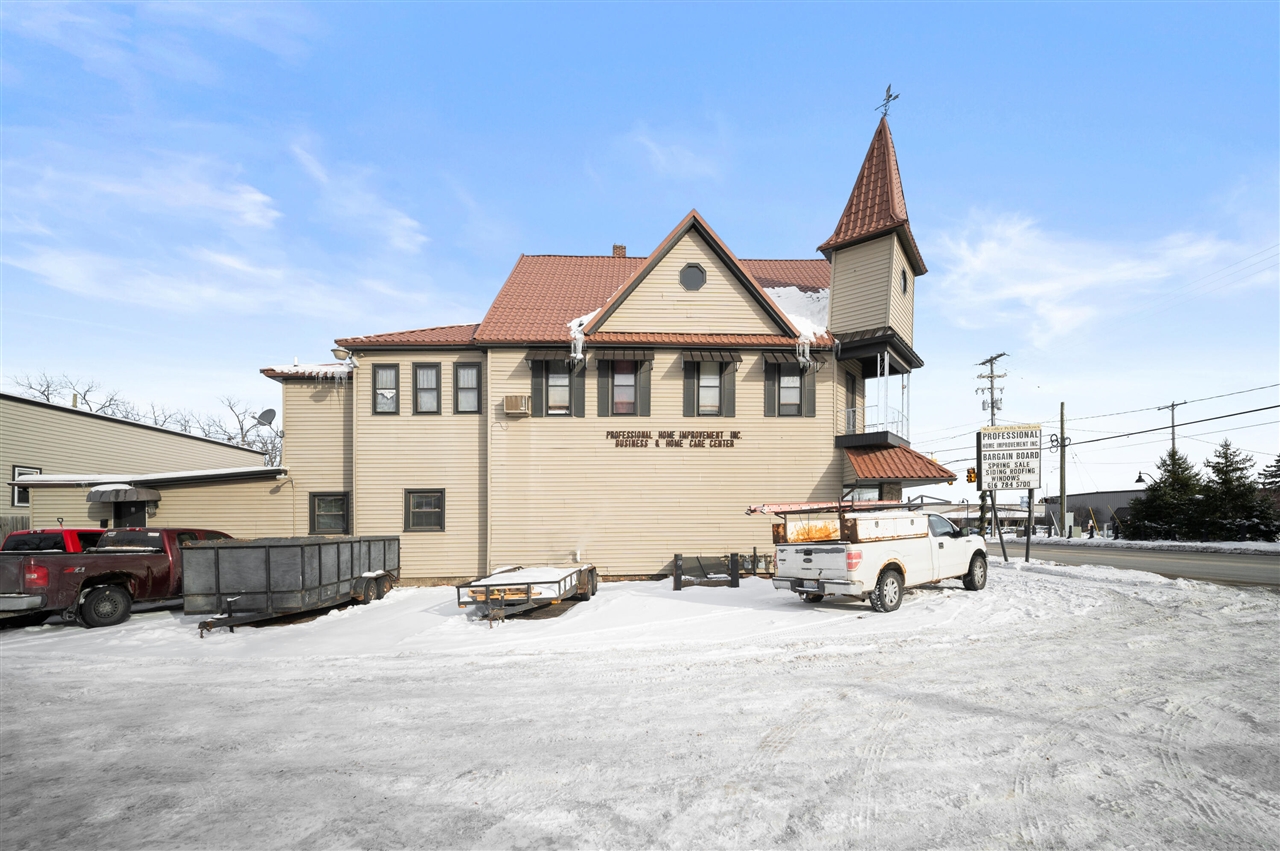 3955 W River Drive, Comstock Park, MI, 49321