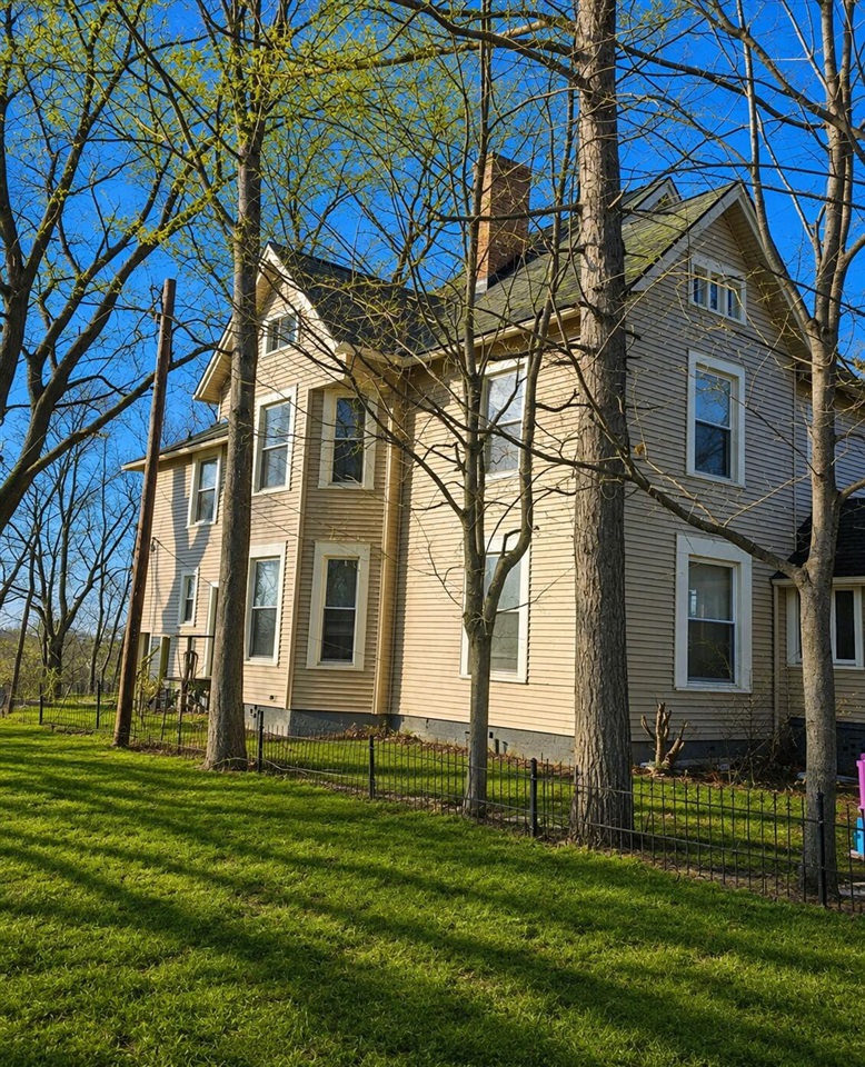 Listing Photo 3 - Condo for sale in building located at 468 Colfax Ave, Benton Harbor, MI 49022