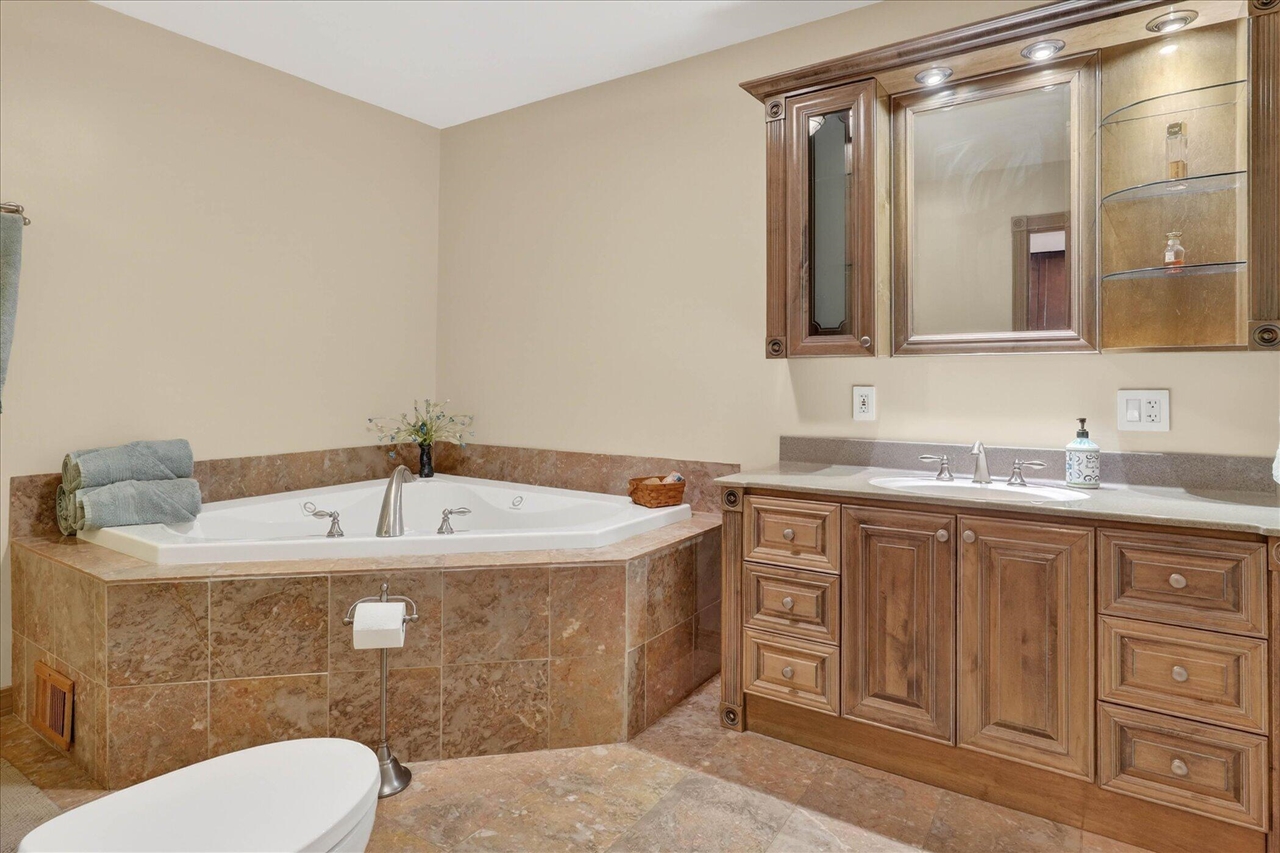 9 E Beech Street, Three Oaks, MI, 49128