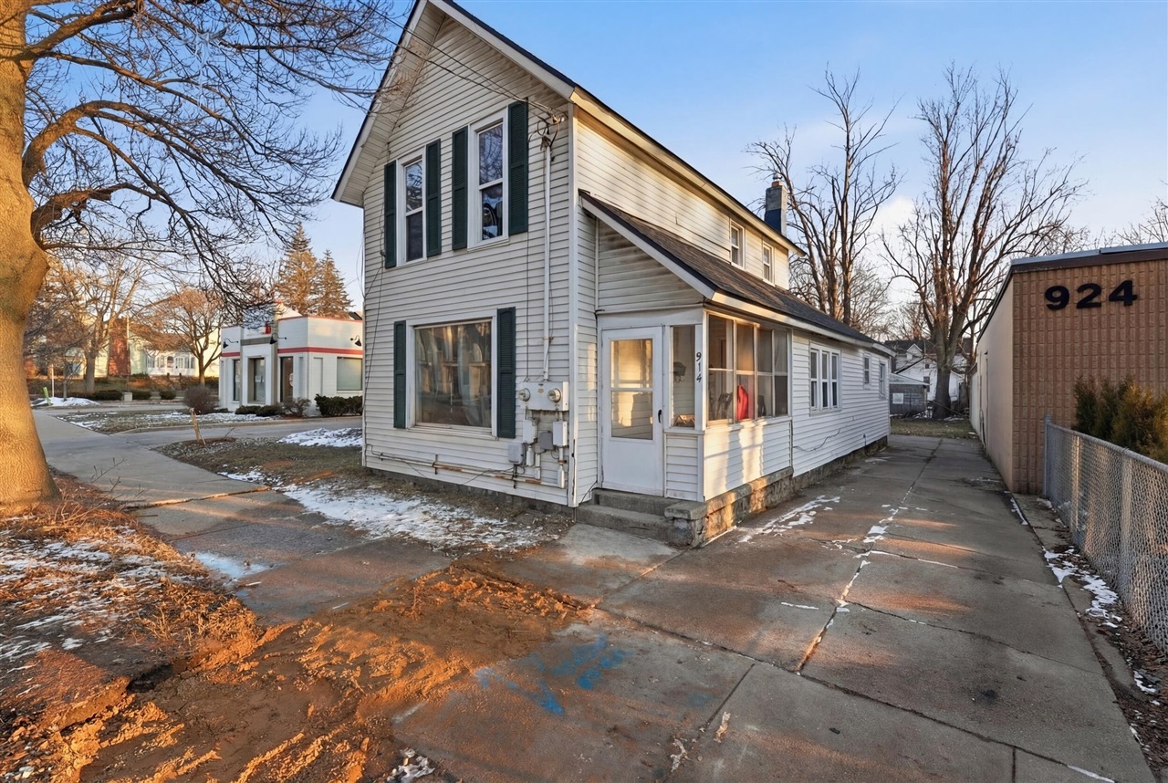 914 Fulton Street, Grand Rapids, MI, 49504-6215