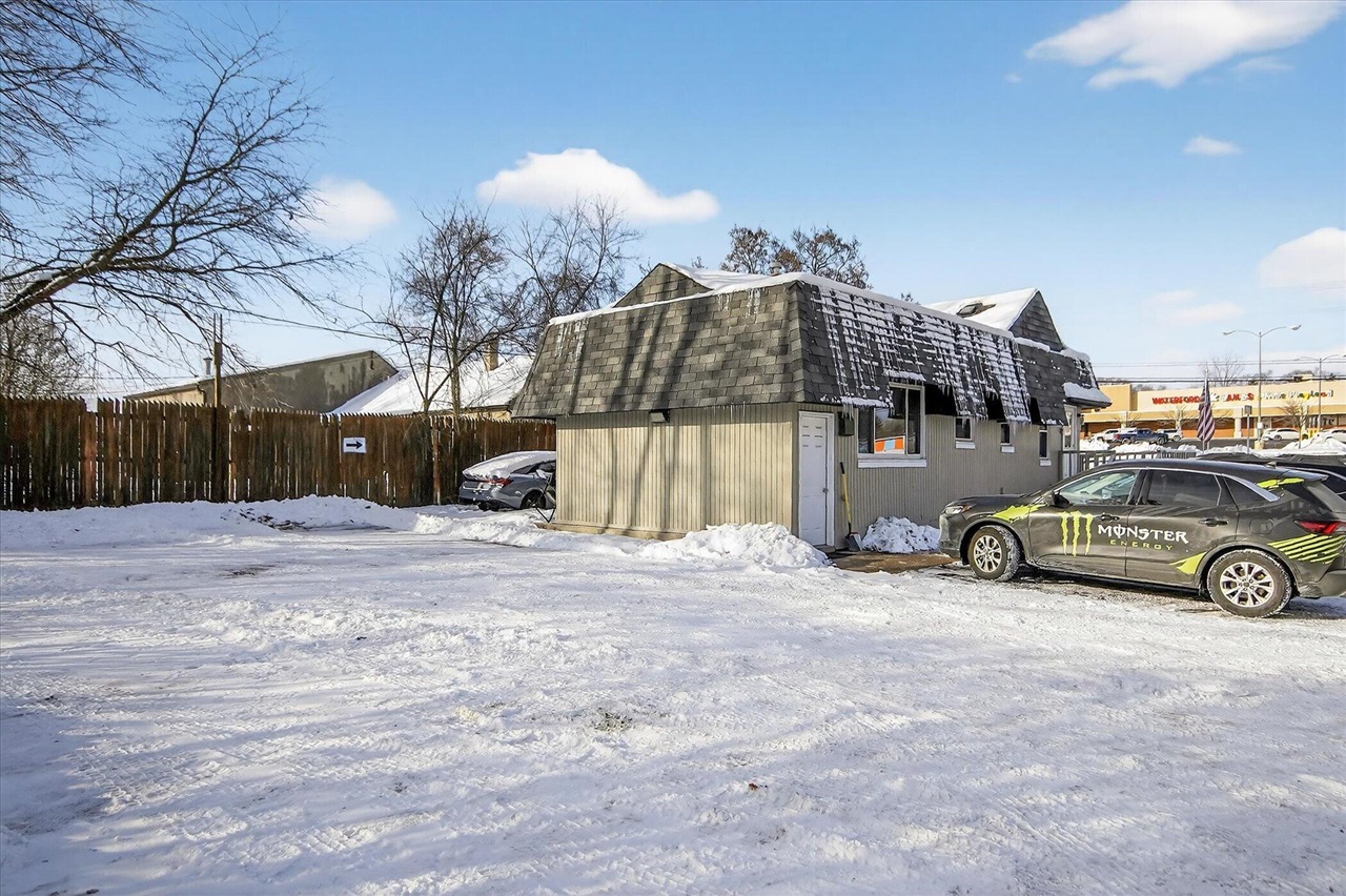 7045 Cooley Lake Road, West Bloomfield, MI, 48324-3903