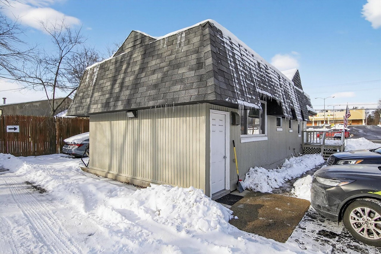 7045 Cooley Lake Road, West Bloomfield, MI, 48324-3903