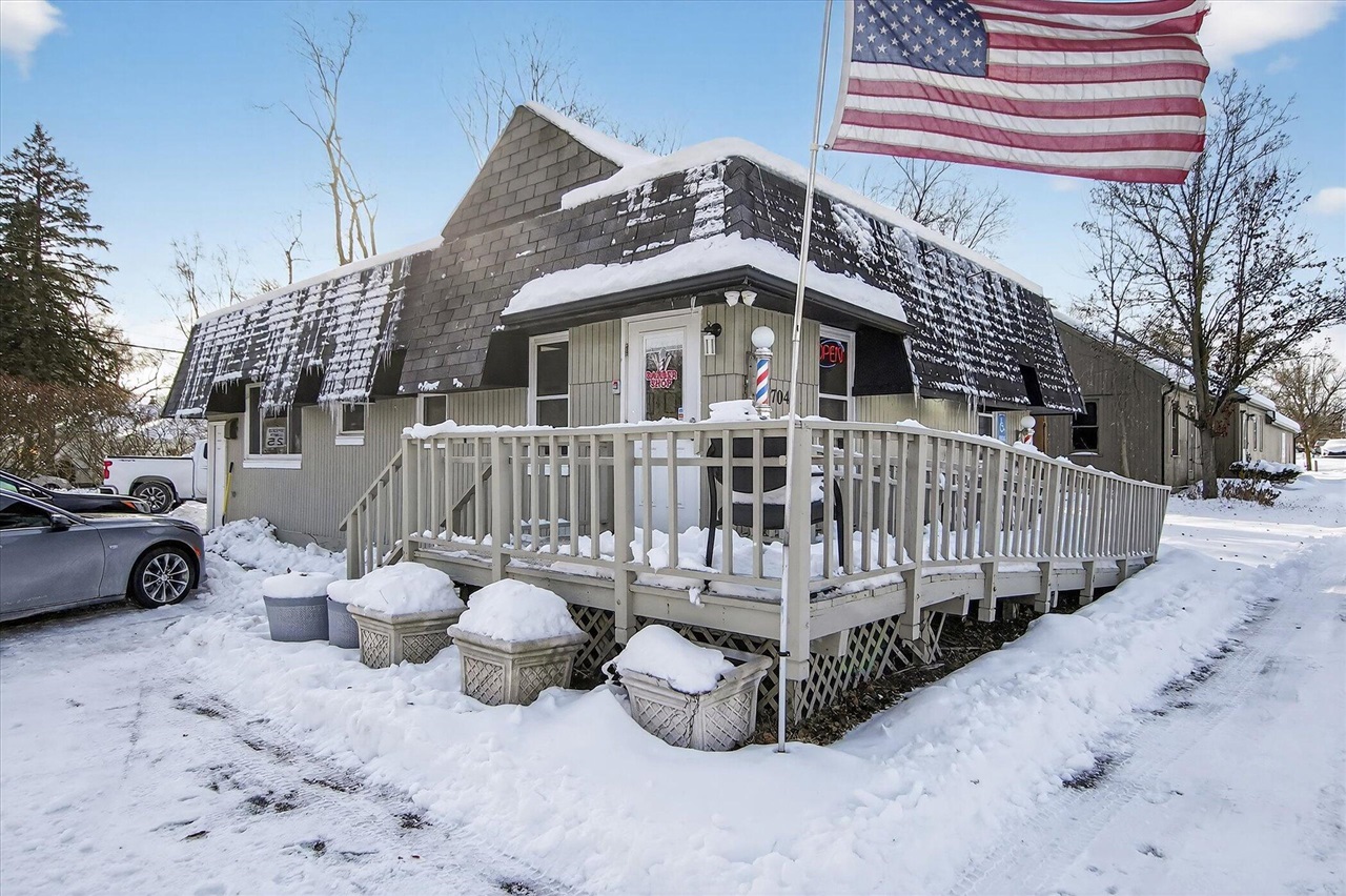 7045 Cooley Lake Road, West Bloomfield, MI, 48324-3903