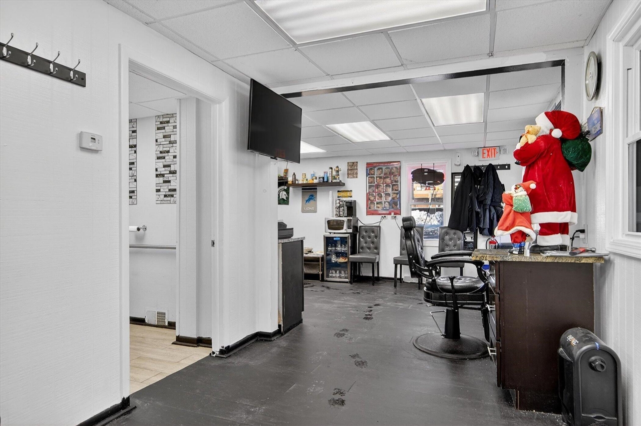 7045 Cooley Lake Road, West Bloomfield, MI, 48324-3903