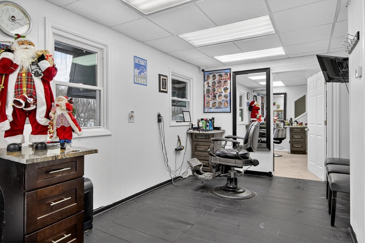 7045 Cooley Lake Road, West Bloomfield, MI, 48324-3903