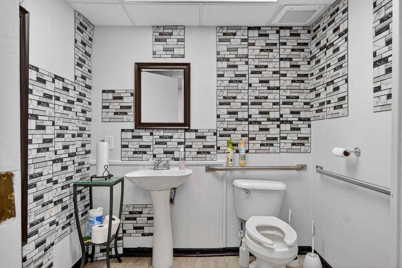 7045 Cooley Lake Road, West Bloomfield, MI, 48324-3903