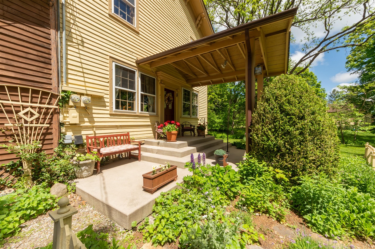 1st image of 8425 Parshallville Rd, Fenton, MI 48430 | MLS# 70511619