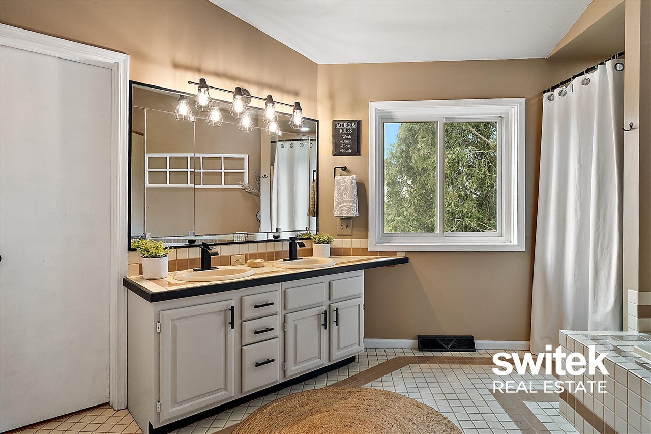 9750 Meadow Valley, Caledonia, MI, 49316-8549