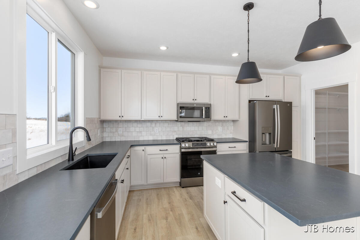 7105 Kettle Dale Avenue, Alto, MI, 49302