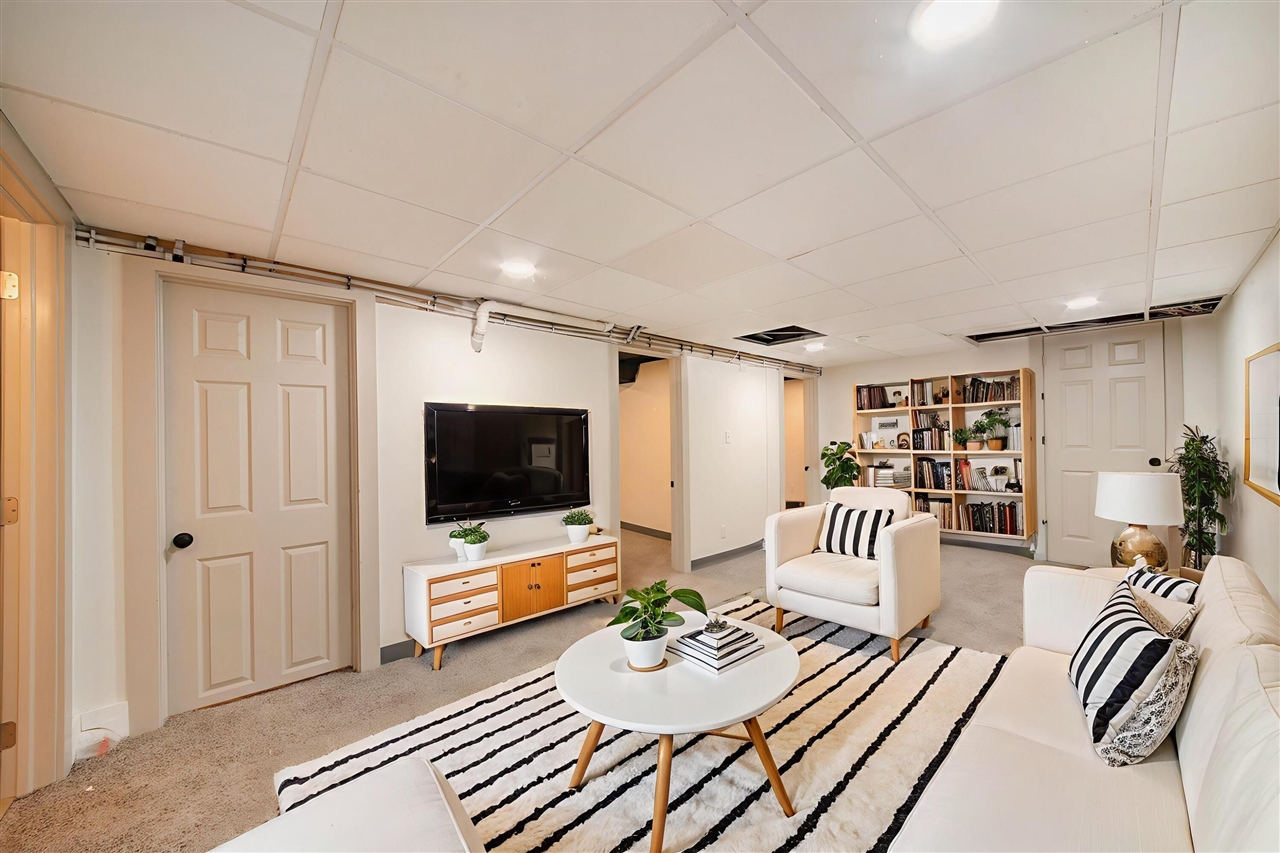 100 Knapp Street, Grand Rapids, MI, 49505-6231