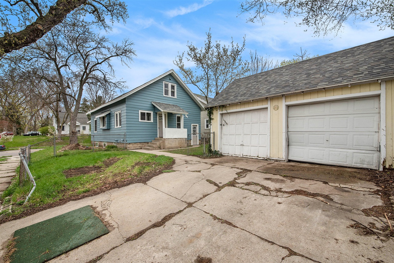 100 Knapp Street, Grand Rapids, MI, 49505-6231