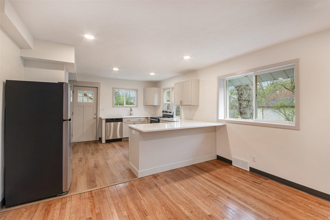 100 Knapp Street, Grand Rapids, MI, 49505-6231