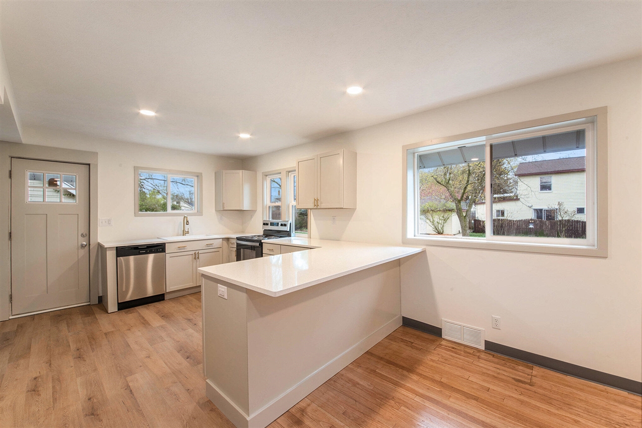 100 Knapp Street, Grand Rapids, MI, 49505-6231