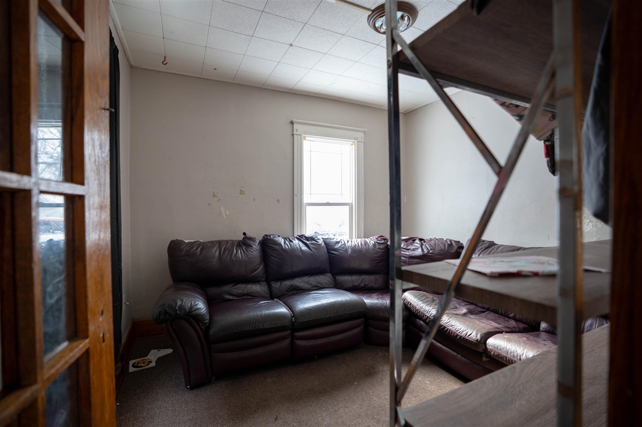 1525 W Saginaw Street, Lansing, MI, 48915-1352