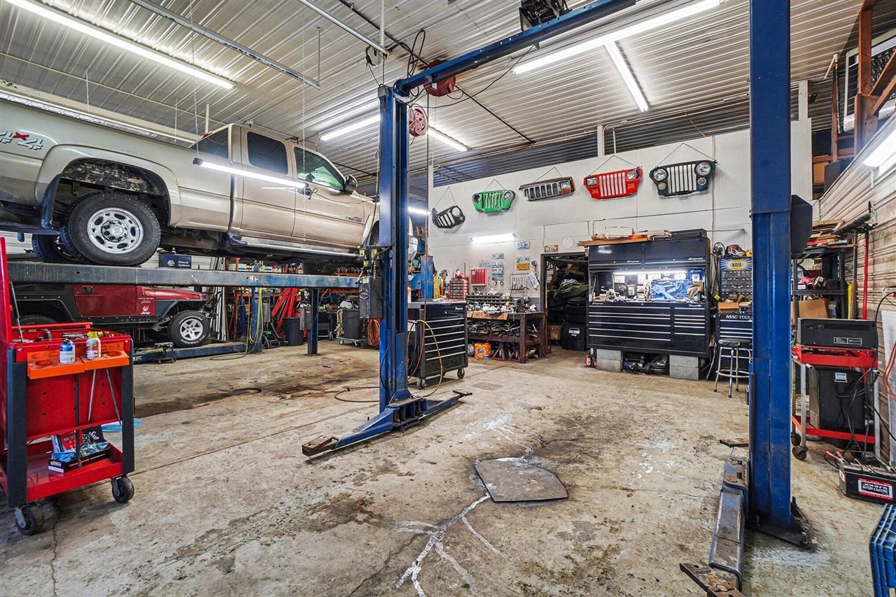 2470 Van Ommen Drive, Holland, MI, 49424-9214