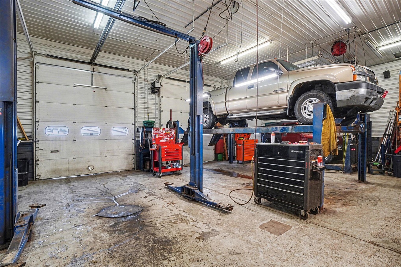 2470 Van Ommen Drive, Holland, MI, 49424-9214