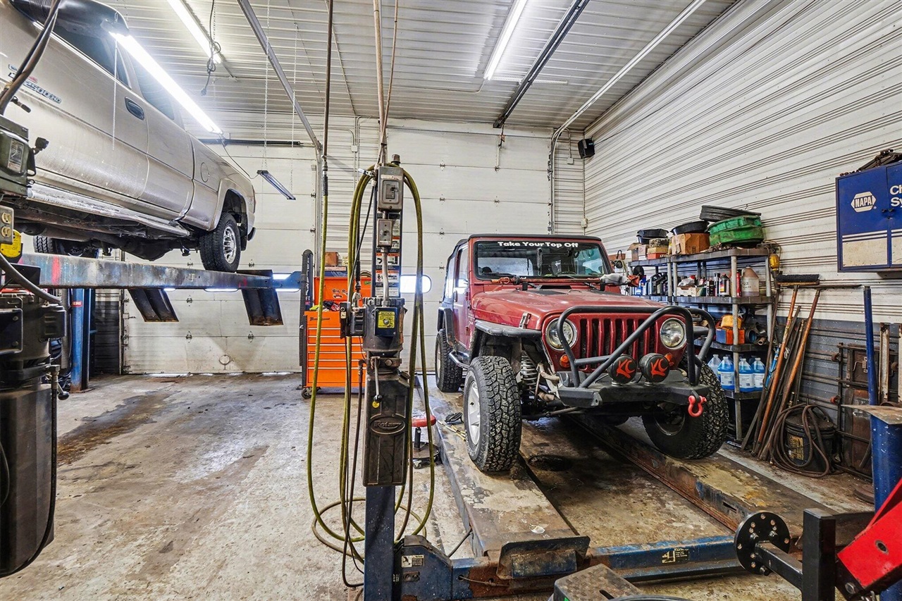 2470 Van Ommen Drive, Holland, MI, 49424-9214