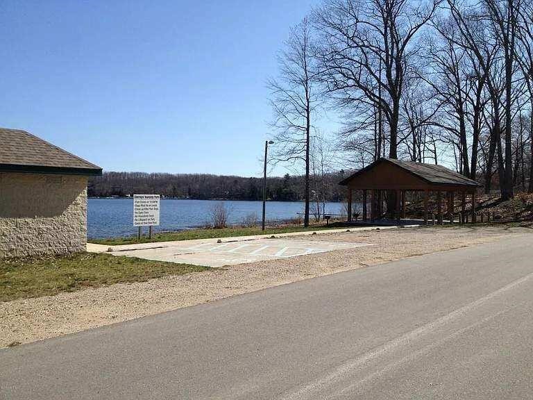 6772 N Claeys Drive, Fountain, MI, 49410-9775