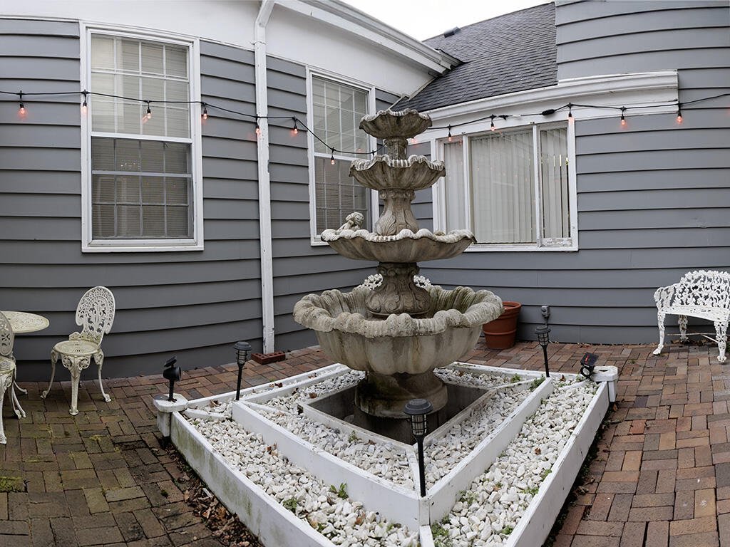 208 W Erie Street photo 28