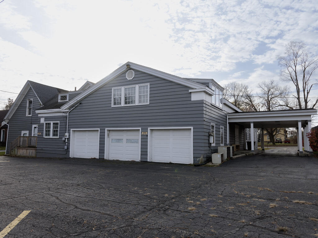 208 W Erie Street photo 4