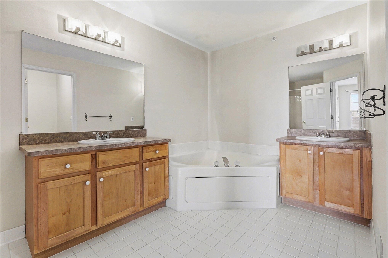 2856 Barclay Way, Ann Arbor, MI, 48105-9462