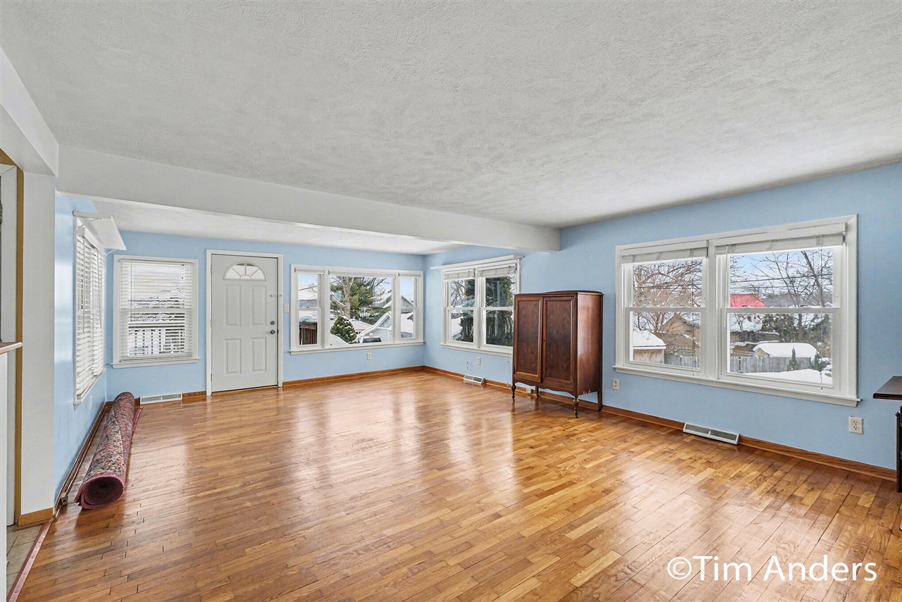 Homes for sale in Rockford, MI | 6773 Elmview Ave, Rockford, MI 49341 | MLS# 70513856