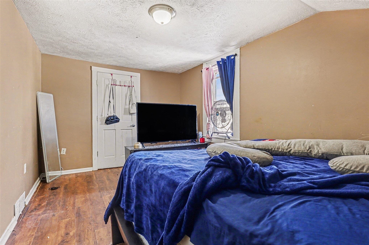 904 College Avenue, Grand Rapids, MI, 49503-1751