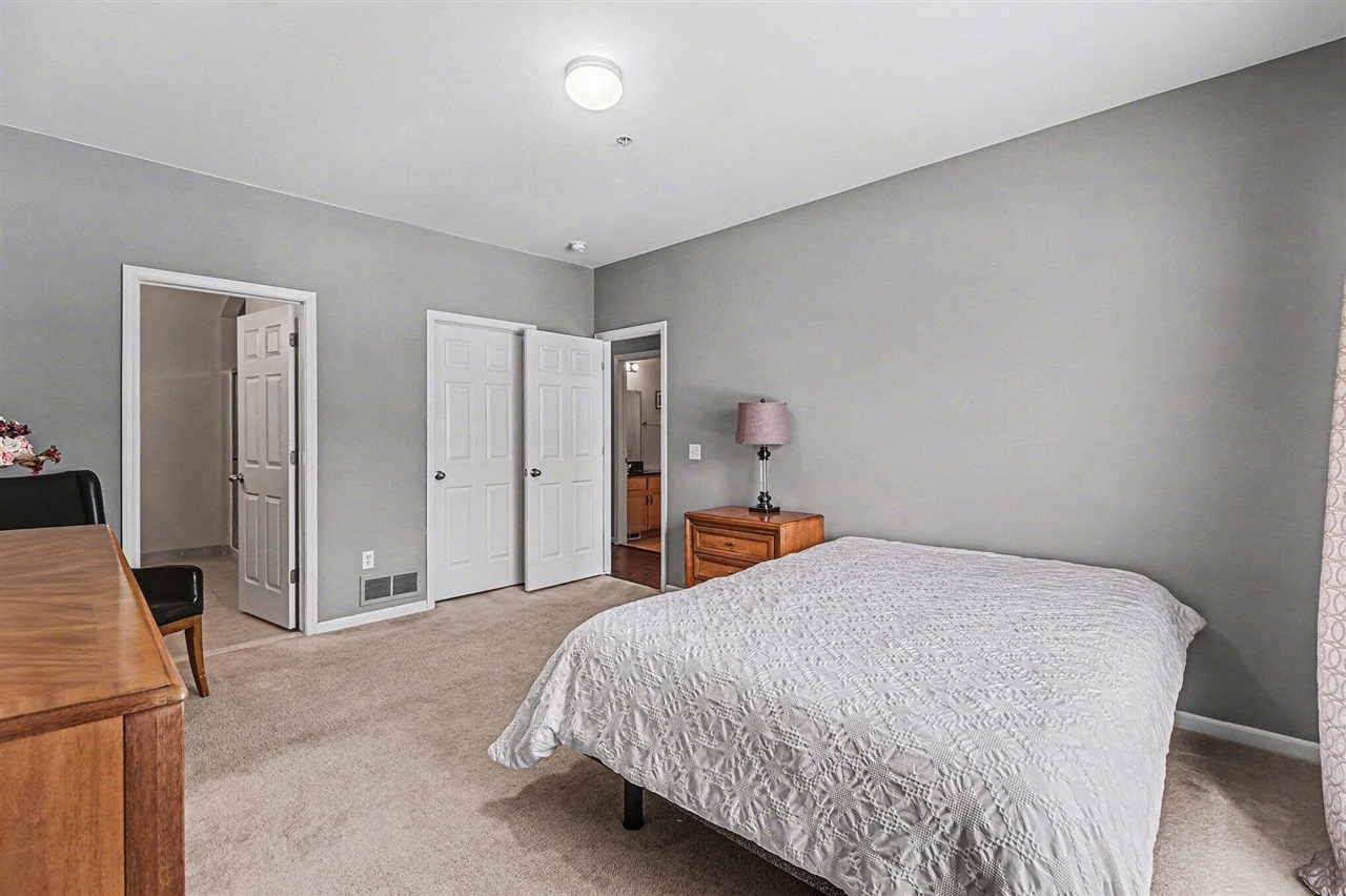 228 W Oakbrook Drive, Ann Arbor, MI, 48103-2255