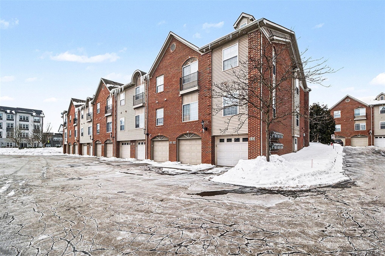 228 W Oakbrook Drive, Ann Arbor, MI, 48103-2255