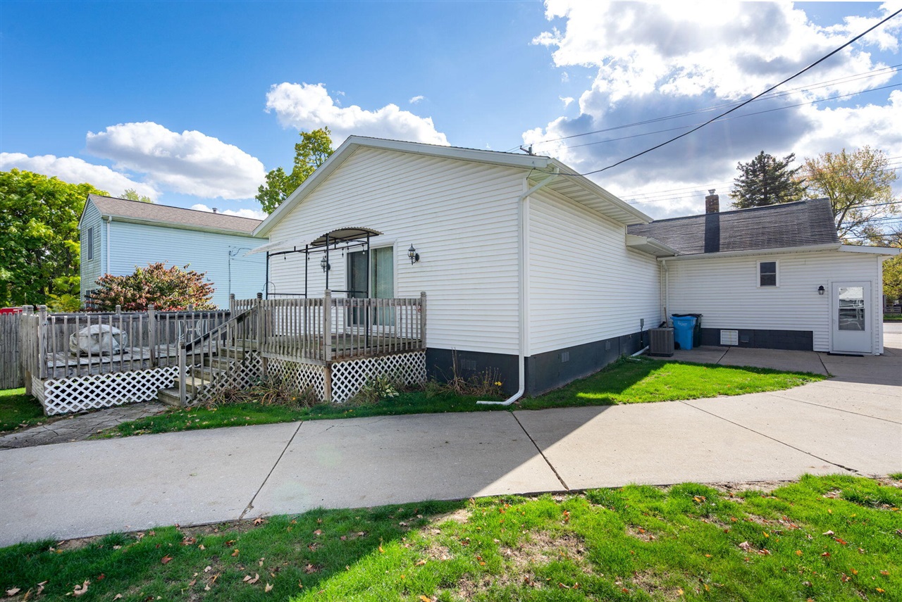 921 E Willoughby Road, Lansing, MI, 48911-6625